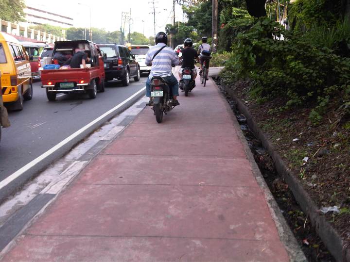 sidewalk-motorcycles-2