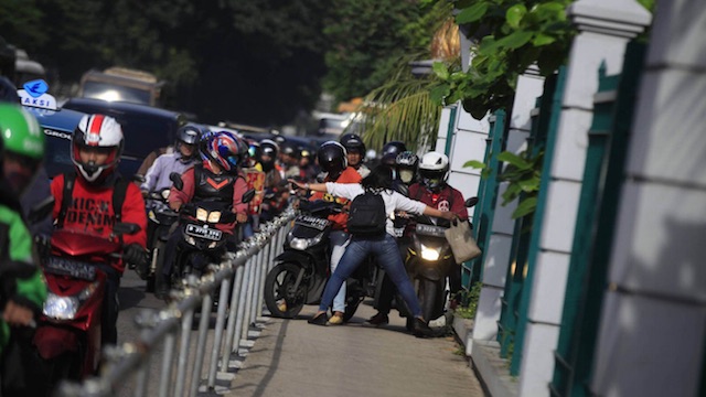 sidewalk-motorcycles